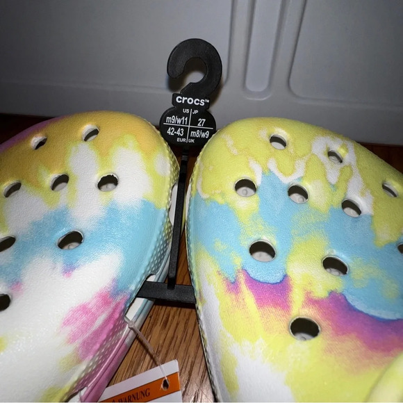 Crocs Tie Dye Clogs Mens 10 Paint Splatter Classic Colorful Roomy Slippers M10 - Picture 3 of 7